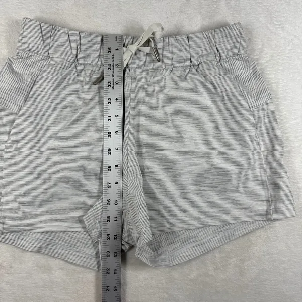 lululemon On The Fly Short 2.5 Space Dye Grey White Drawstring Pockets Size 6 - Image 4