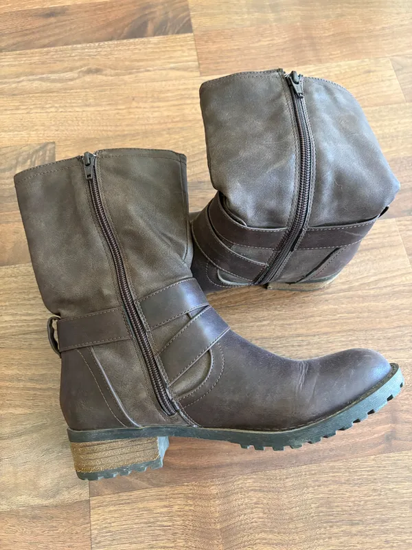 Brown Boots Size 6.5 - Image 2