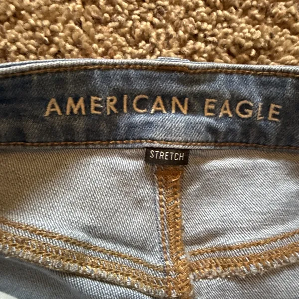 American Eagle Women's Jean Mom Shorts 4 Light Blue Denim Stretch Rolled Cuff - Image 3