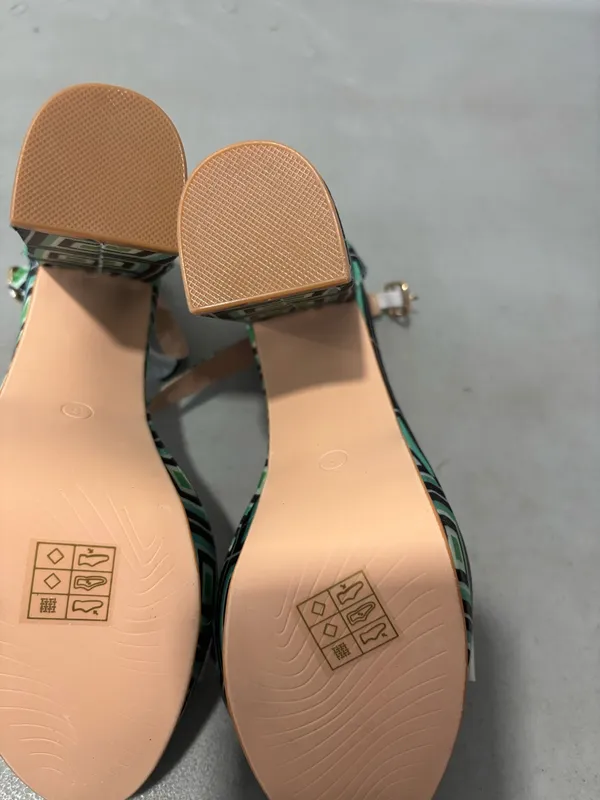 Sandal good condition Green Size 6 - Image 5
