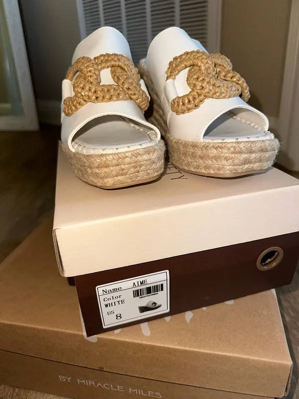 White and beige wedges Size 8 - Image 5