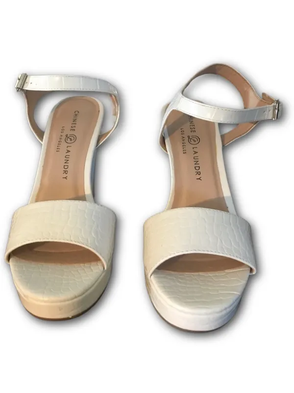 Chinese Laundry White Faux Leather Embossed Platform Heel Shoes (9.5) - Image 6