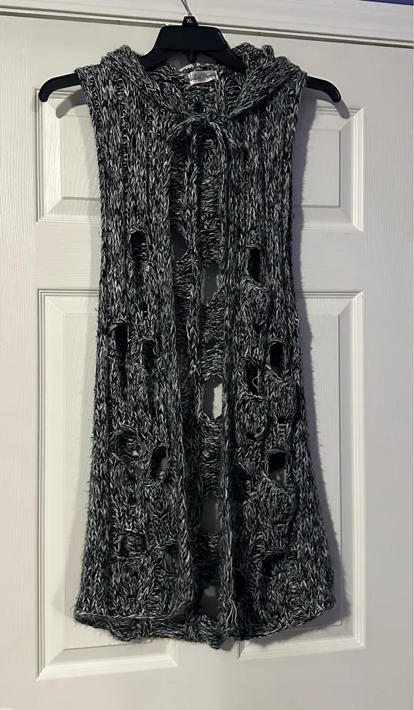 Love Culture Black & White Marled Knit cardigan is a size Large. - Image 2