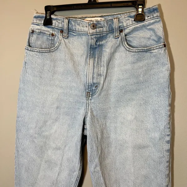 Abercrombie & Fitch Curve Love 90s Straight Ultra High‎ Rise Jeans Light Wash 10 - Image 2