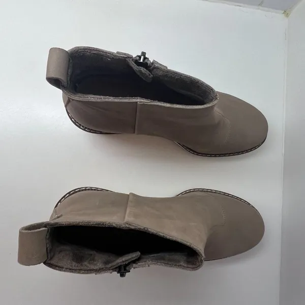 Tom's Taupe Raven Ankle Boot size 6.5 - Image 5