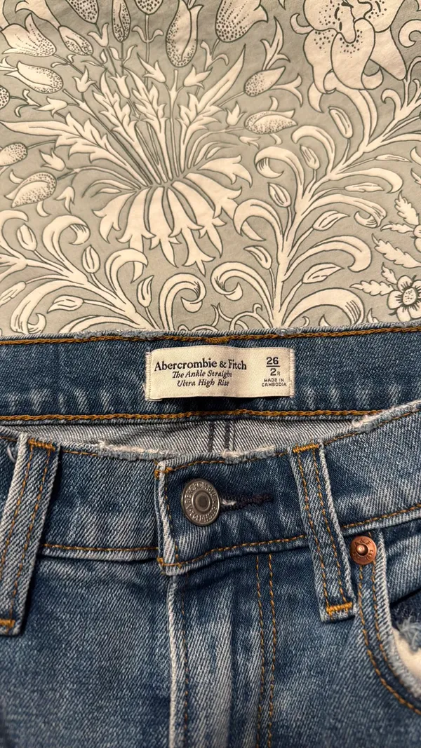 Abercrombie & Fitch Ankle Straight Ultra High Rise - Image 2