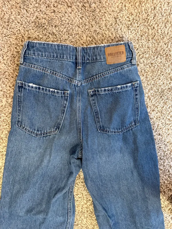 Hollister Ultra High-Rise Baggy Jeans - Image 3