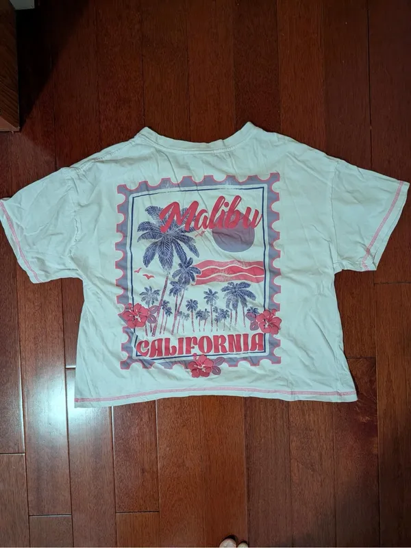 Messy Bun Just Chillin Malibu Graphic Cropped Tee Large - Image 4