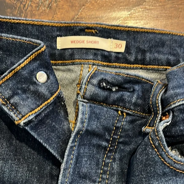 Levi’s Dark Wash High Rise Wedgie Short • Size 30 • Frayed Hem Denim - Image 2