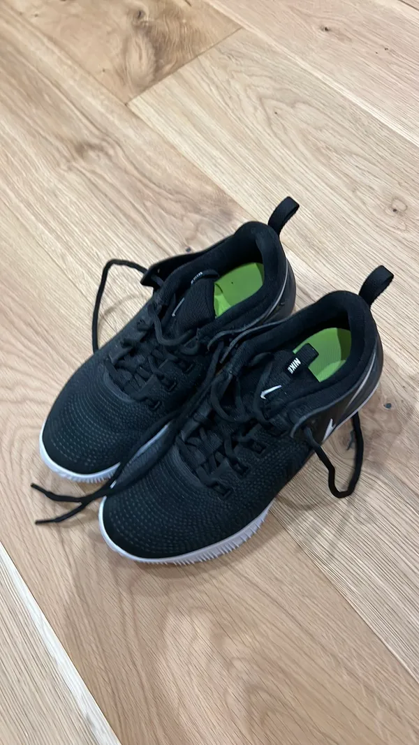 Women’s black nike volleyball shoes - Image 3