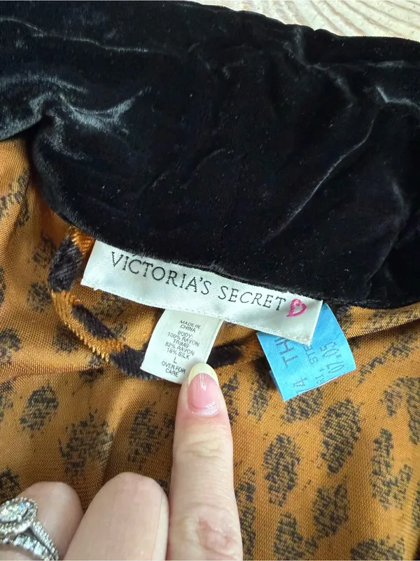 Vintage Victoria's Secret Leopard Print Robe - few small holes in pics size L - Image 2