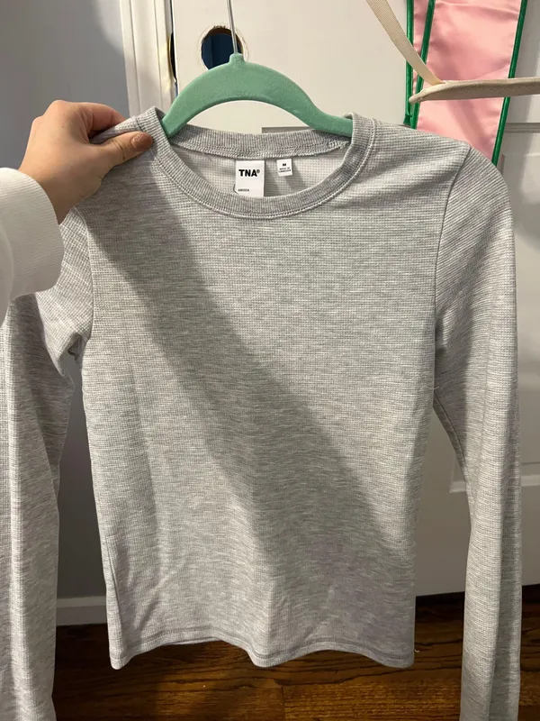 Aritzia TNA Long Sleeve - Image 4
