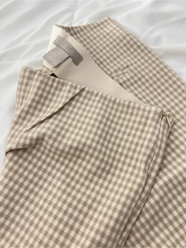 Beige and white gingham straight leg pants NWT medium - Image 4