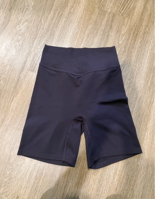 437 The V Short - Image 3