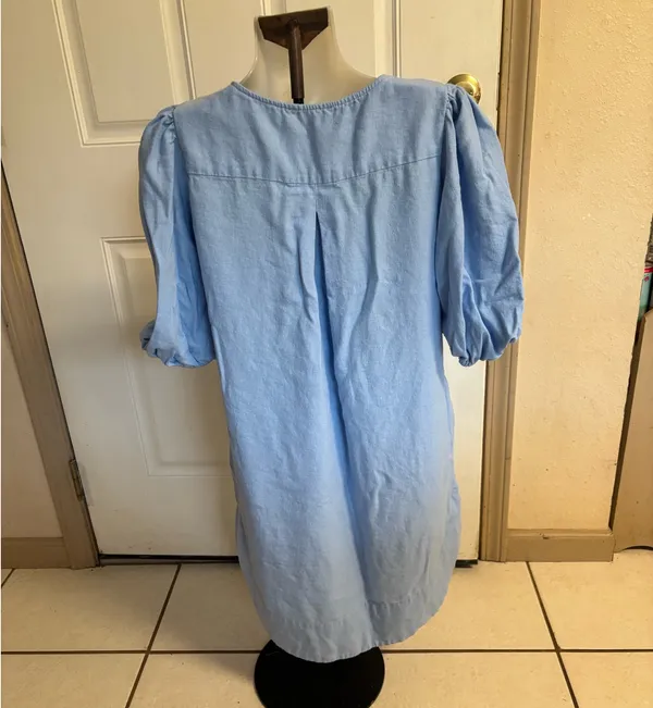 Small Cynthia Rowley light periwinkle blue Linen-Blend Puff Sleeve V-Neck Shift Dress. - Image 2