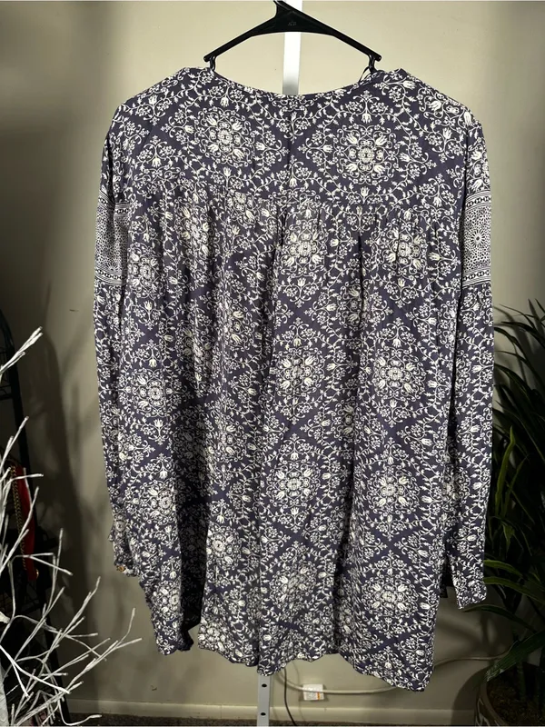 N148. Zara Trafaluc- Boho Floral Twist-Front Peasant Top Navy/White with pockets - Image 3