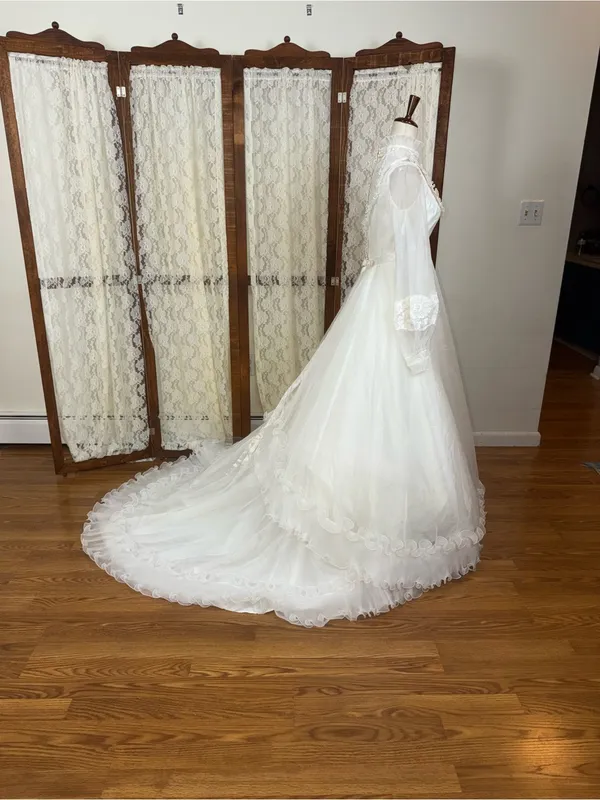 Stunning Vintage 1970s Bridal Originals Victorian High Neck Wedding Gown - Image 3
