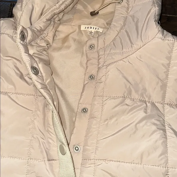 JODIFL Light tan Quilted Puffer hooded Jacket size large - Image 4
