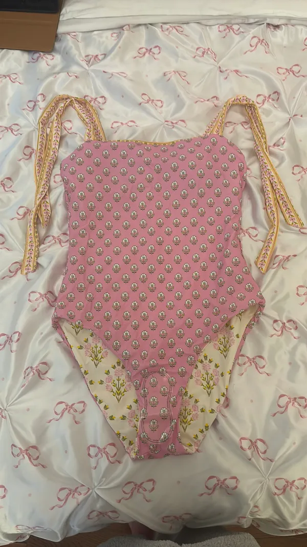 A loves a reversible swimsuit - Image 2