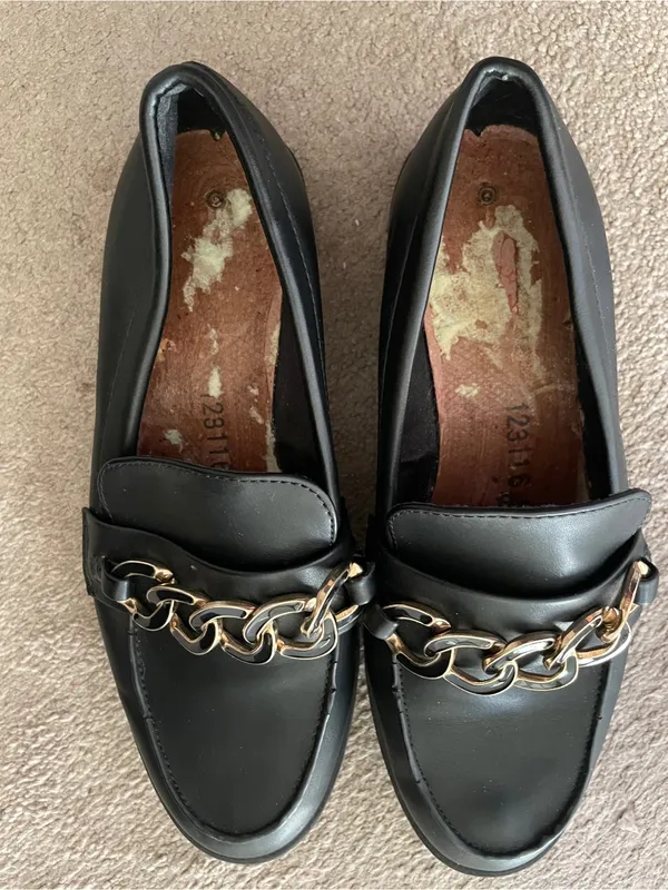 Kohl's Black Loafers with Gold Chain Trim Size 6 - Image 2