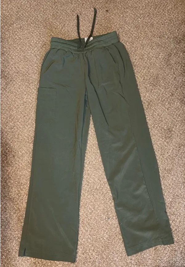Green Carhartt scrub set - Image 3