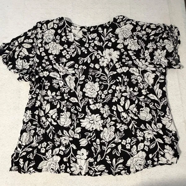 Croft & Barrow Womens 3X Black White Floral Rayon Button Front Short Sleeve Top - Image 5