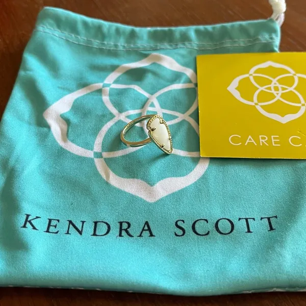 Kendra Scott Skylen ring gold-plated with milky white arrowhead shaped stone - Image 3