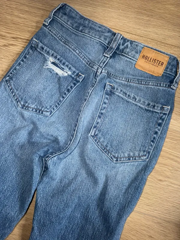 Hollister co High-waisted distressed denim ultra highrise mom jeans - Image 4