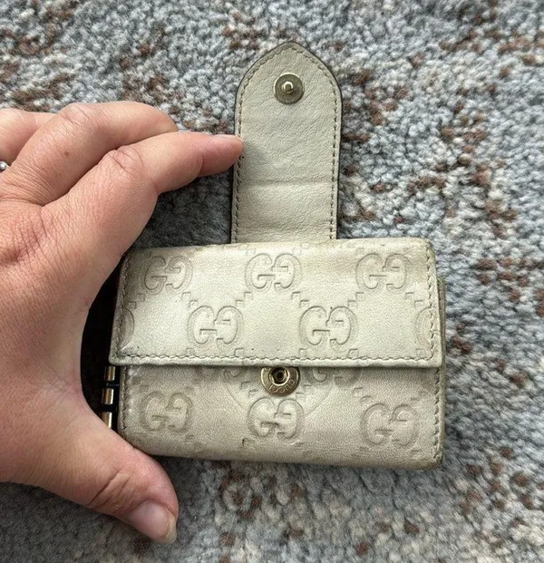 GUCCI Heart Leather Embossed 6 Key Holder Guccissima Beige Gold - Image 2