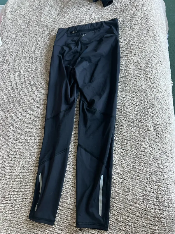 Old Navy black leggings with pockets and reflective stripes. Size: XS #activewear #leggings #fitness - Image 6