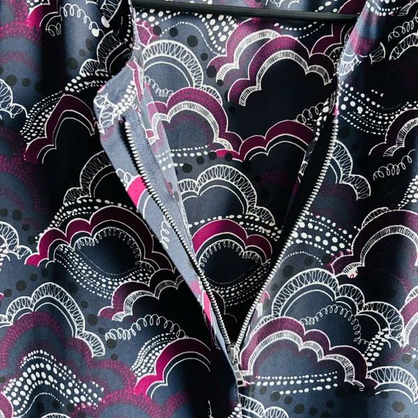 Express Women’s Top Size Large Navy Blue Geometric Pattern 3/4 Sleeve Blouse - Image 5