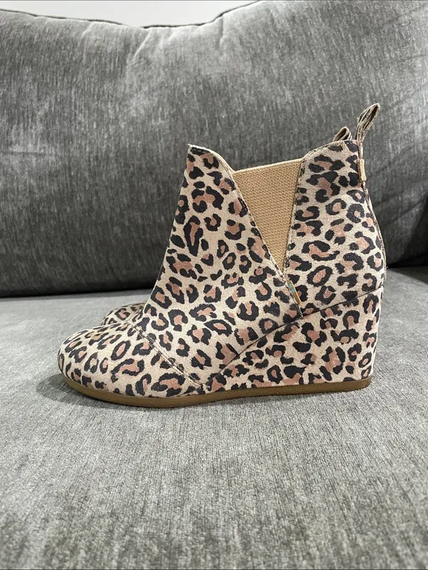 TOMS Kelsey Leopard Print Suede Wedge Ankle Booties Size 7.5 - Image 9