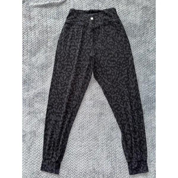 Lululemon Women's Aligh High Rise Jog Stretch‎ pants Color Black Gray Size 6 - Image 4