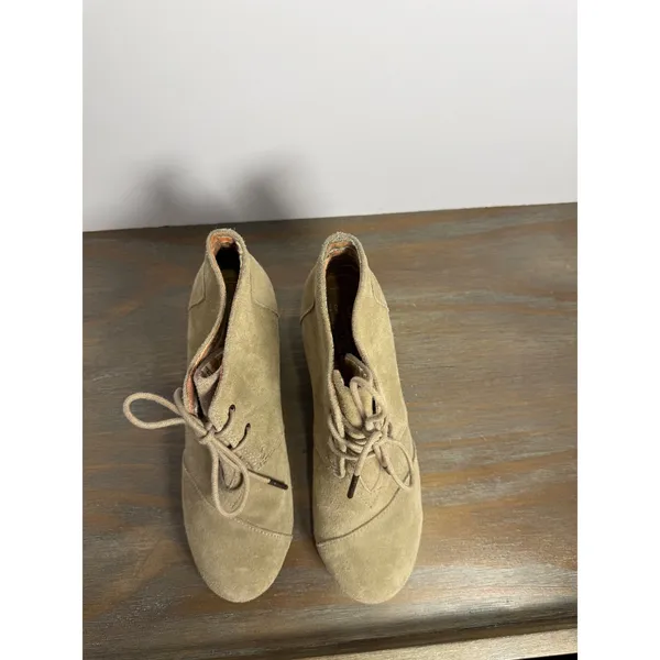 TOMS Taupe Suede‎ Desert Wedge Booties Lace-Up Boho Casual Size 8 - Image 7