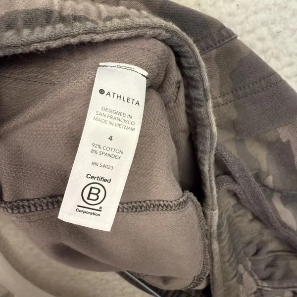 Athleta Camo Farallon Shorts‎ Womens 4 Gray Black Camouflage Drawstring Cotton - Image 3