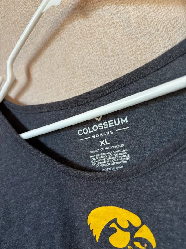 Colosseum Iowa Hawkeyes Charcoal and Gold Graphic Tee XL - Image 2