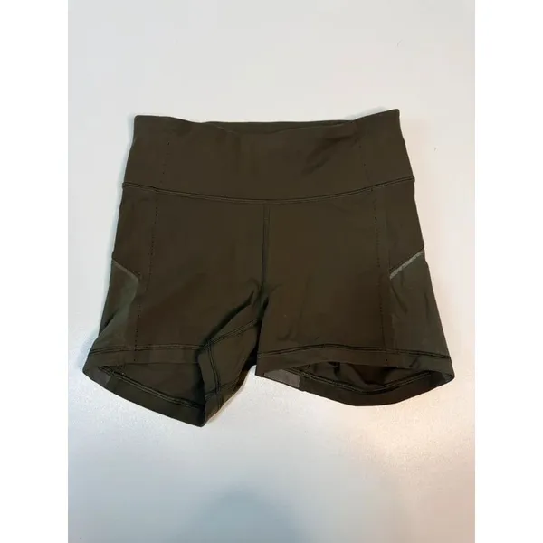 Short lululemon women sz 6 - Image 6