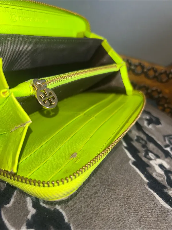 Tory Burch Neon Lime Zip Wallet with Logo Medallion - Image 8