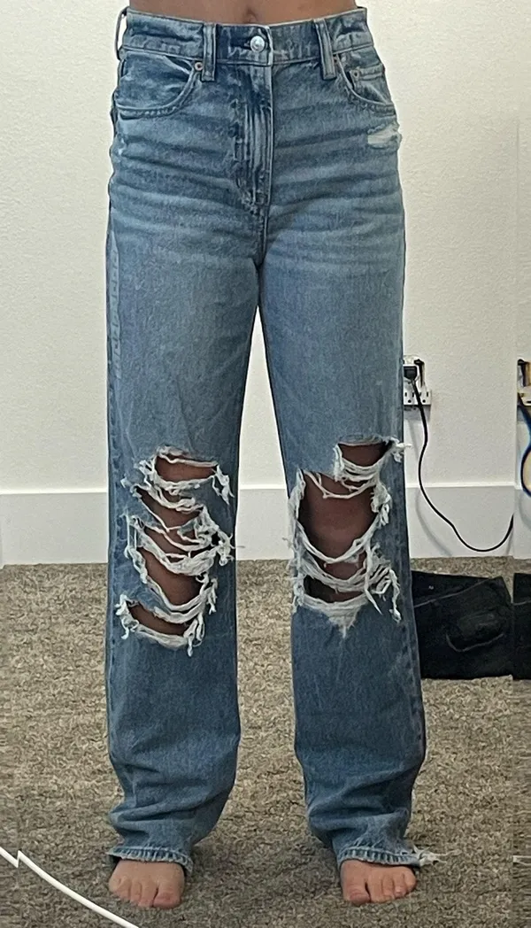 American Eagle Ripped Baggy High-Waisted Jeans - Image 4