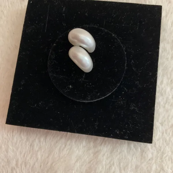 Tiny Pearl hoops White - Image 3