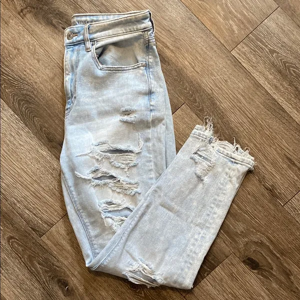 American Eagle Super Light Wash Distressed Mom Jeans Size 8 - Image 3
