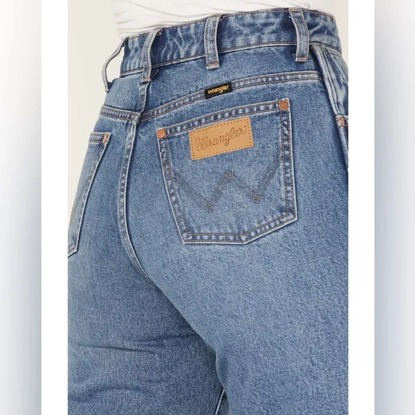 Wrangler Women’s High Rise Relaxed Mom Jeans. Medium Wash. Size 27. - Image 4