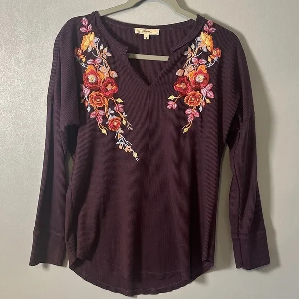 Andree by Unit Purple Embroidered Floral Waffle Knit V Neck Top Boho S - Image 2