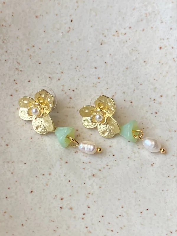 Handmade quality flower Czech glass beads & natural pearl cute fairy cottage style dangle earrings💚💐 - Image 6
