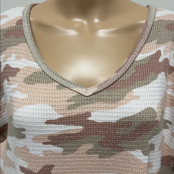 American Eagle Long Sleeve Oversized Peach/Nude Camo Waffle V Neck Top size XL - Image 3