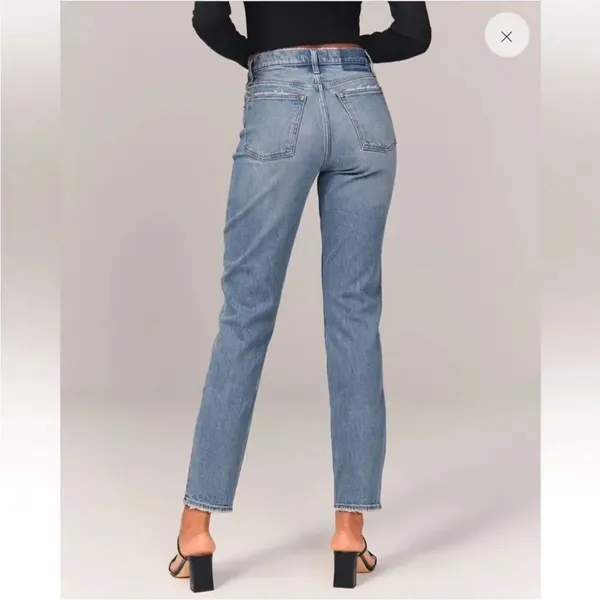 ✨Abercrombie & Fitch High Rise Mom Sz 10 Short Jeans✨ - Image 2