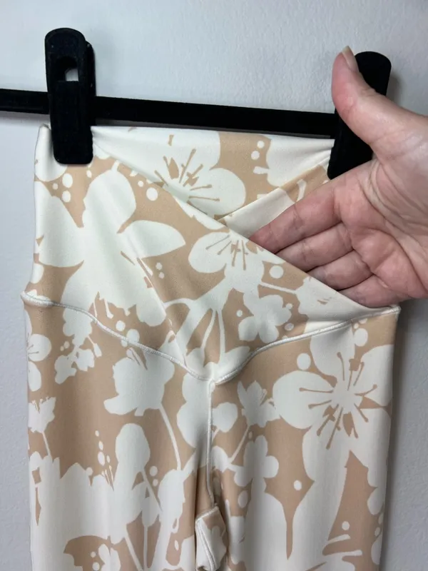 Offline By Aerie Real Me Super Flare Crossover HiRise Leggings Tan Floral Y2K XS - Image 5
