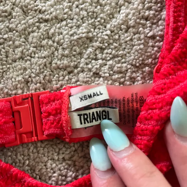 red triangl bikini!! top xs bottoms small - Image 2