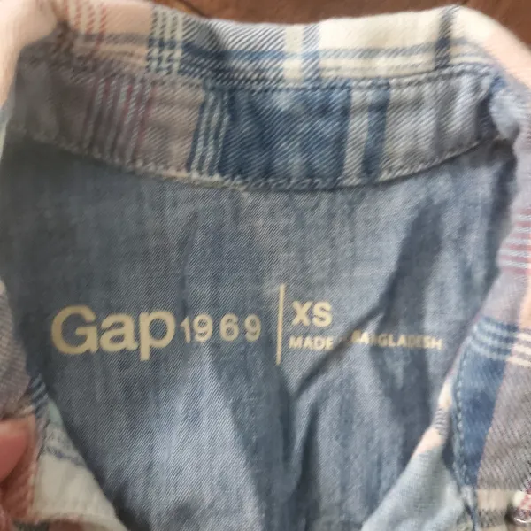 Flannel shirt by Gap size xs in blue white and pink colors. - Image 4