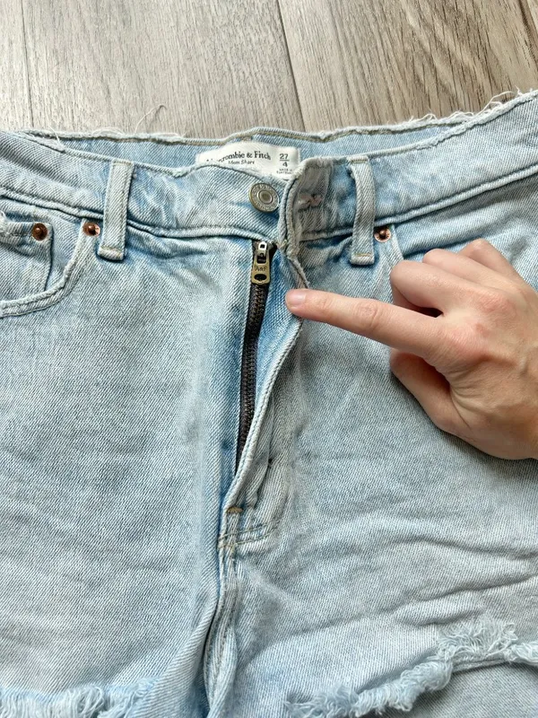 Abercrombie & Fitch The Mom Short Mid Rise Light Wash Distressed Size 27 - Image 5